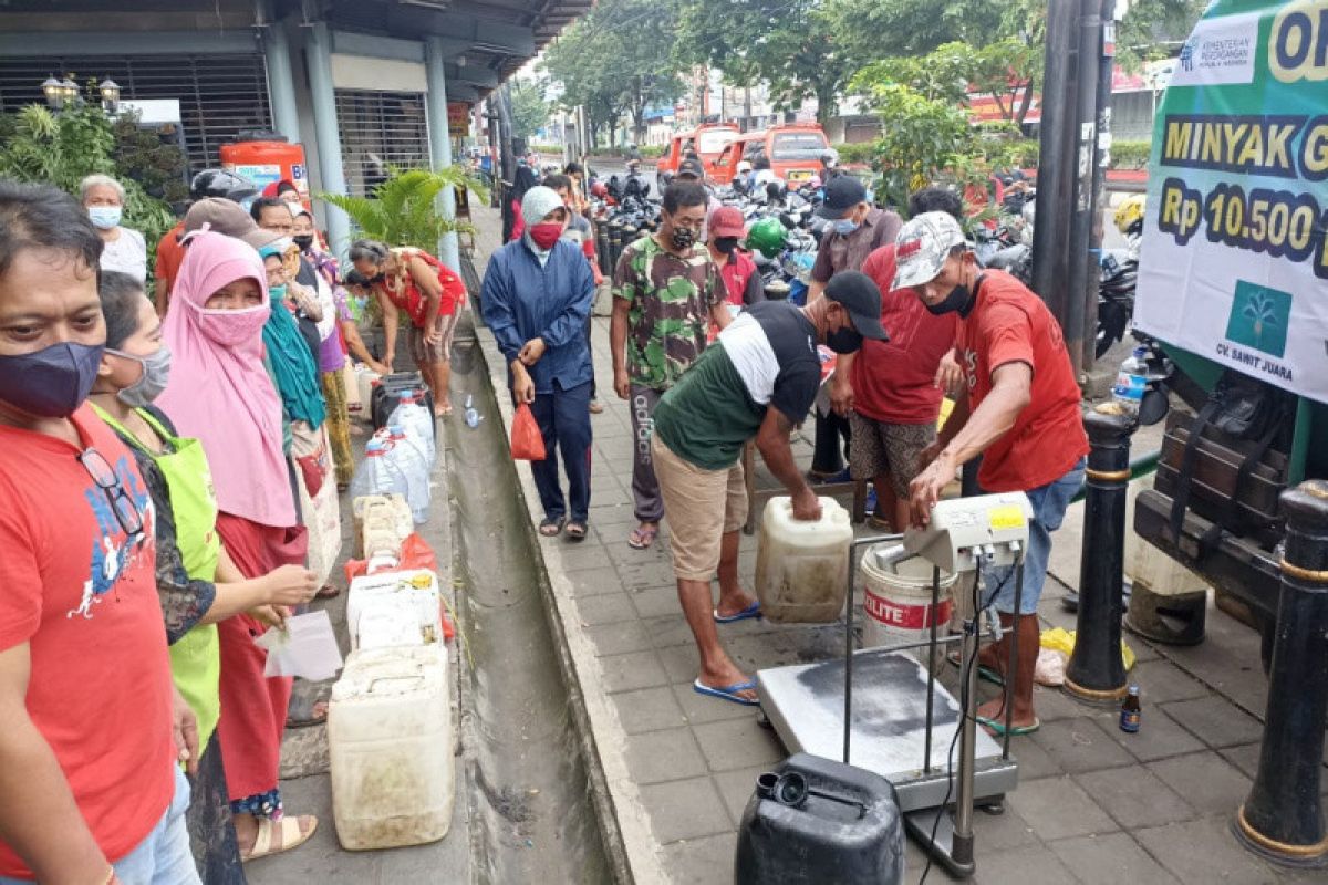 Gov't distributes affordable bulk cooking oil in Semarang markets