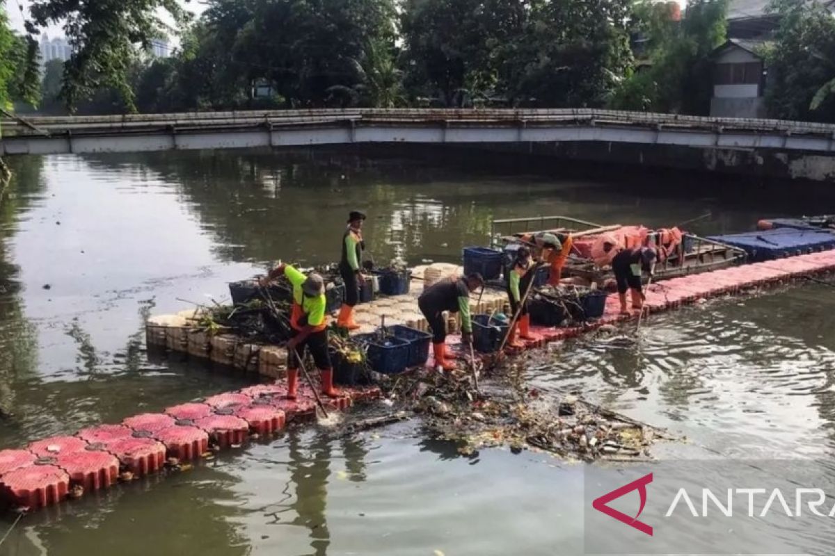 Wagub DKI: Volume sampah di sungai Jakarta melebihi luas Monas