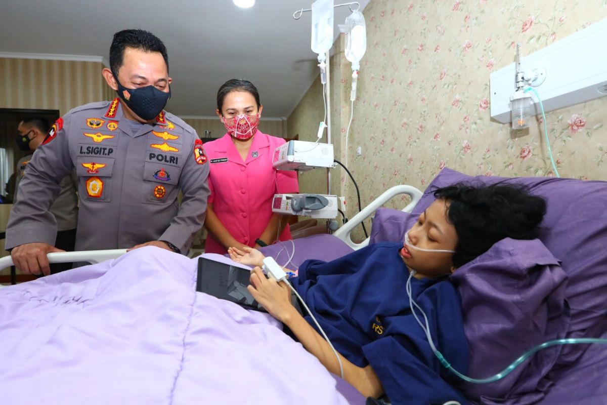 Kapolri penuhi janji kunjungi anak penderita tumor kaki di RS Polri