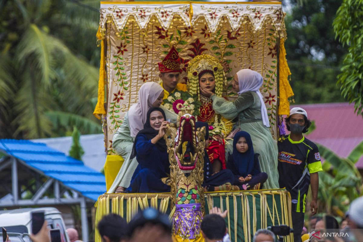 Tradisi Ba Arak Naga di Kabupaten HST, penganten dan penonton bisa kesurupan sambil menari*