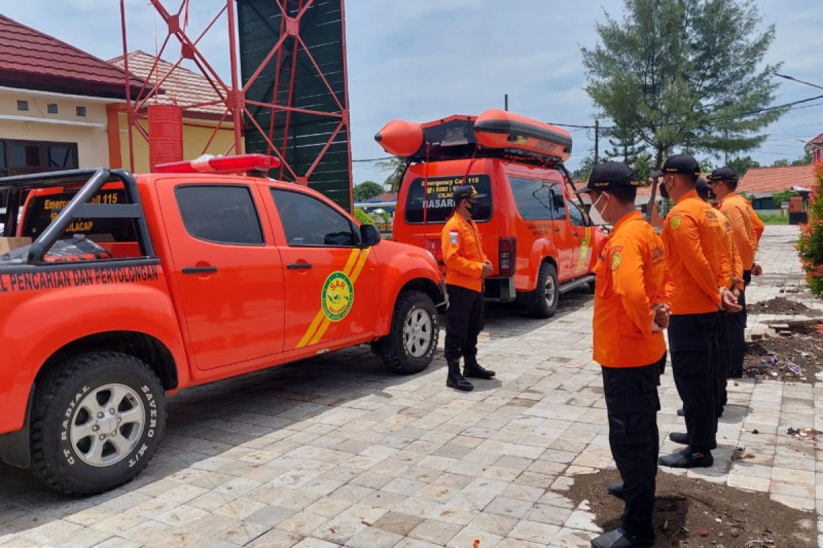 Basarnas cari warga terjatuh di Sungai Logawa Banyumas