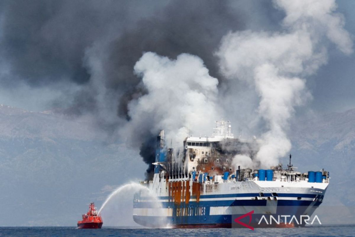 Satu penumpang ditemukan hidup saat kebakaran feri di Yunani, 11 hilang
