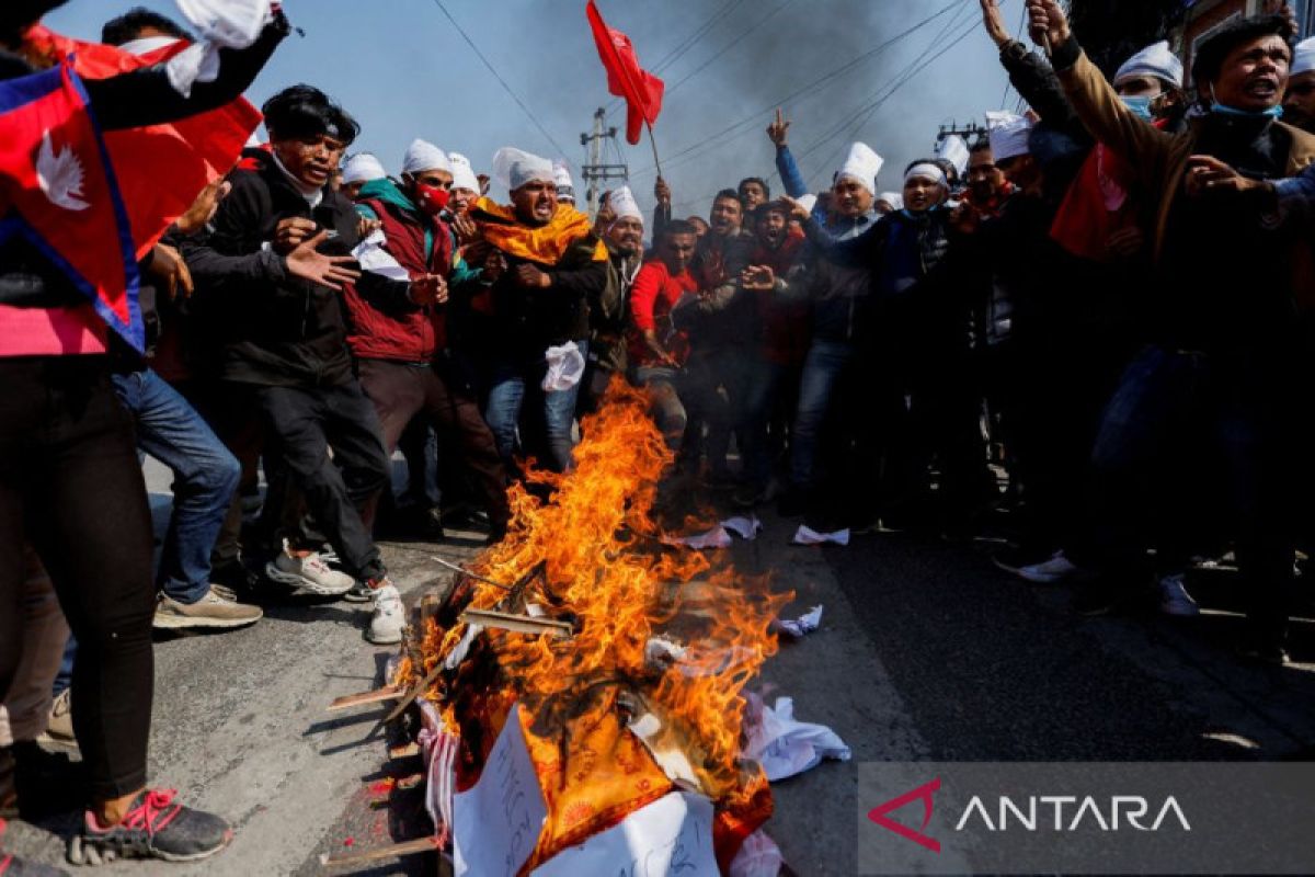 Polisi Nepal tembakkan gas air mata ke pemrotes proyek yang didanai AS