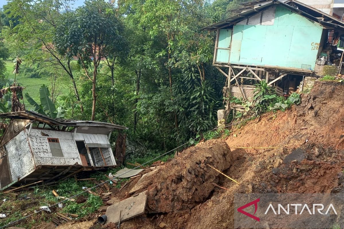 Satu rumah ambruk akibat longsor