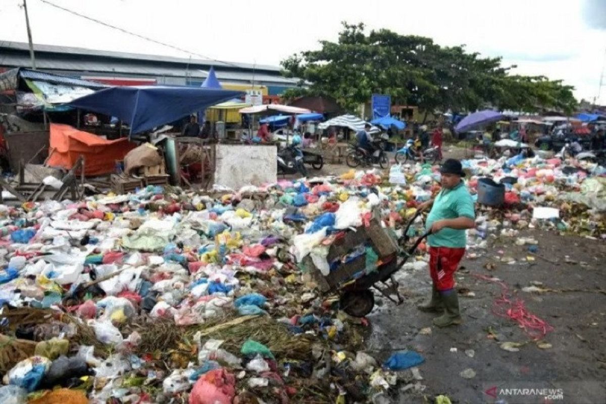 Tim Gakkum DLHK Pekanbaru razia warga buang sampah sembarangan