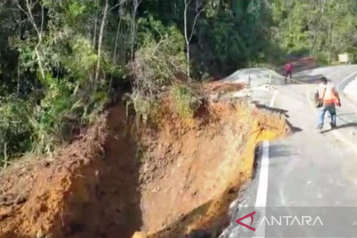 Ruas jalan nasional di hutan lindung Nagan Raya diterjang longsor
