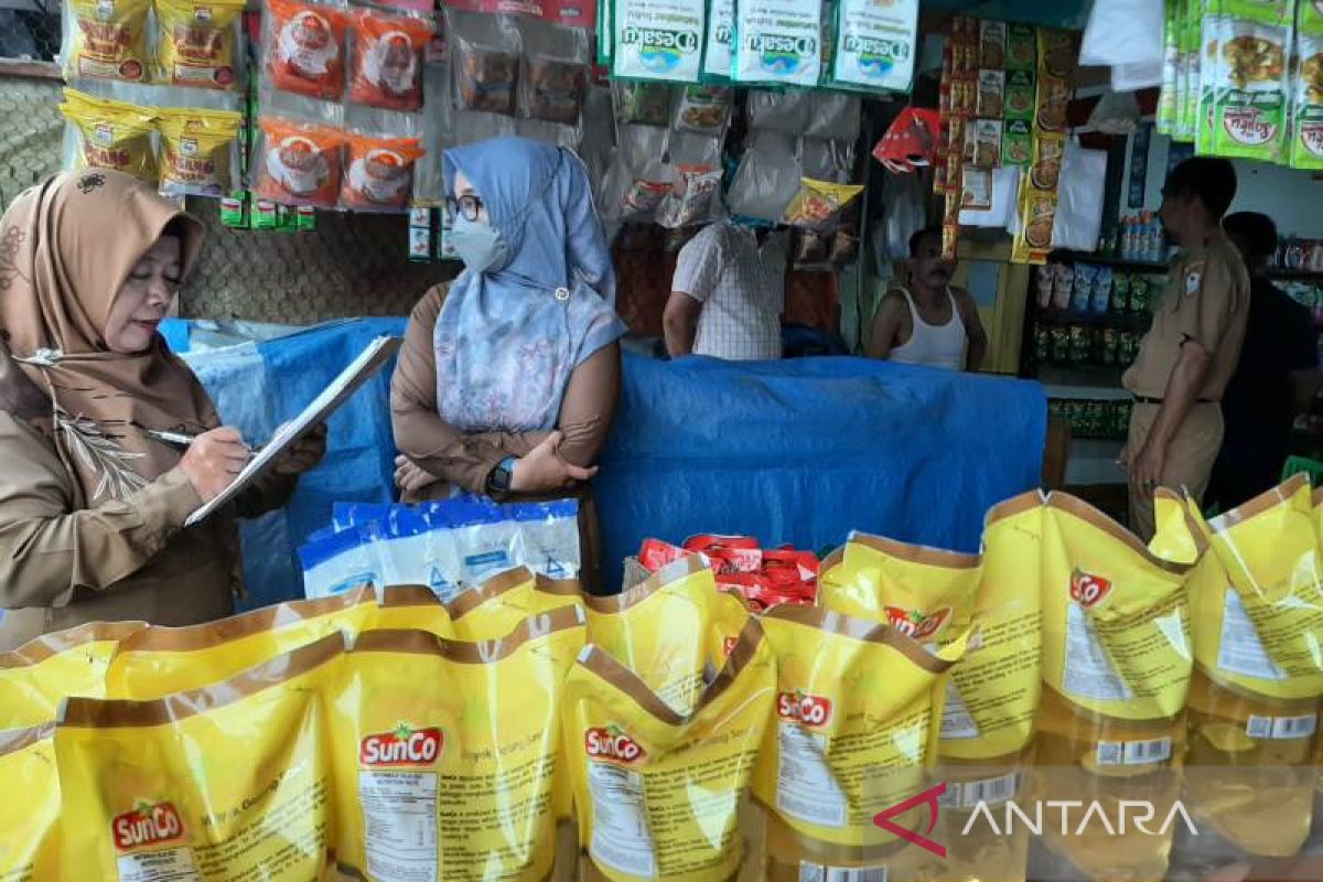 Pedagang di Aceh Barat timbun minyak goreng di gudang