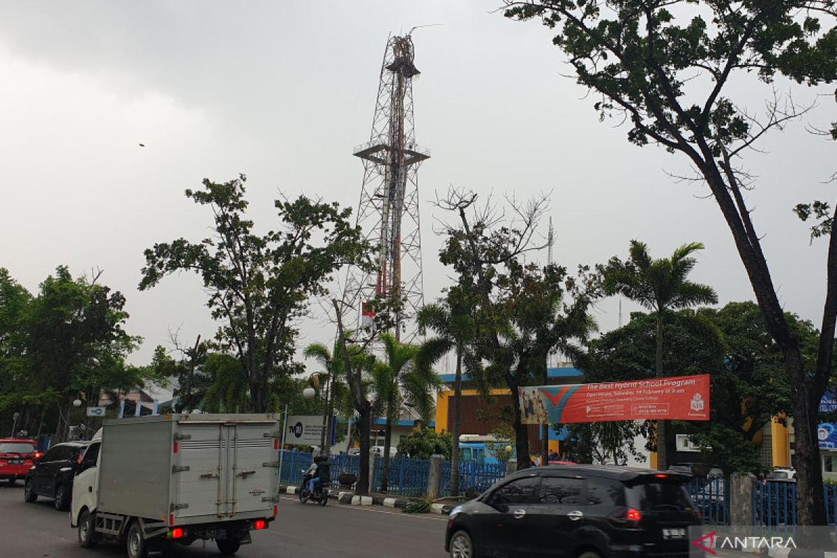 Menara antena TVRI Palembang patah dihantam angin