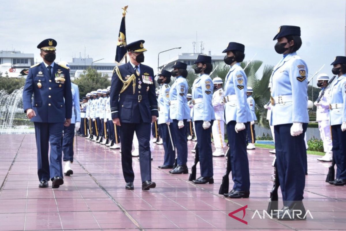 Air force chief of staff receives honorary visit of CAF RAAF