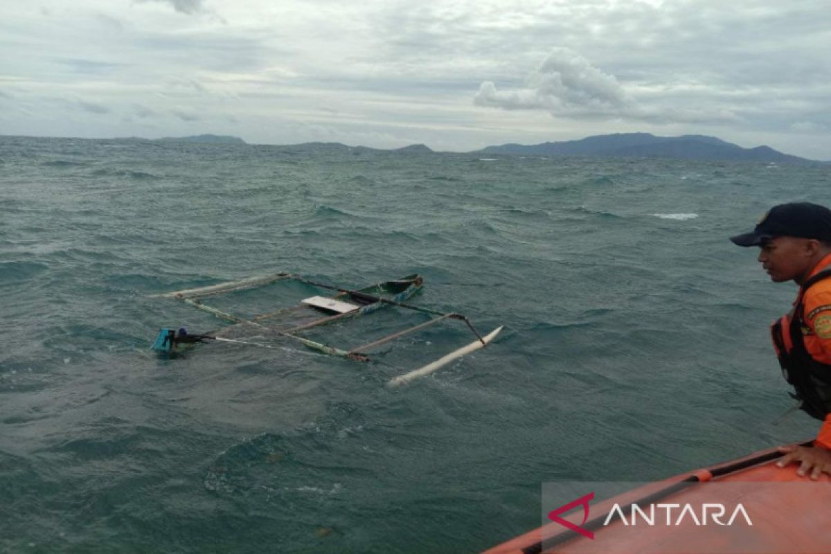 Basarnas evakuasi empat nelayan alami mati mesin di perairan Kolaka Sultra