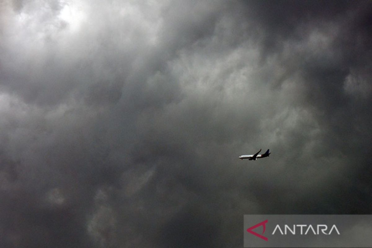Sejumlah penerbangan tujuan Makasar dialihkan, dampak cuaca buruk