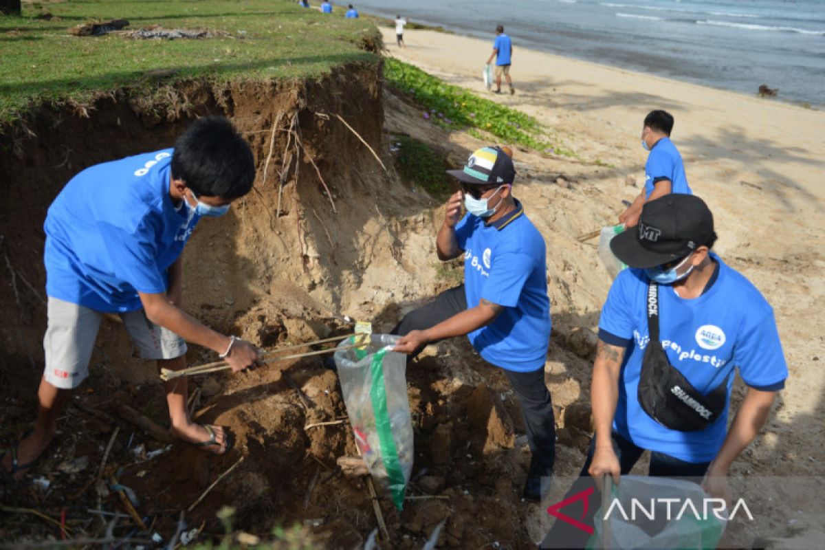 Danone-AQUA bersama mitra ikuti Bali's Biggest Clean Up 2022