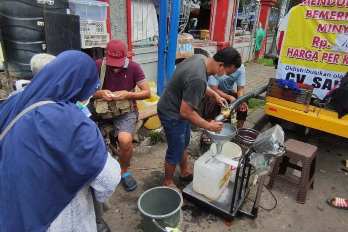 Operasi pasar minyak goreng digelar di tiga pasar tradisional di Semarang