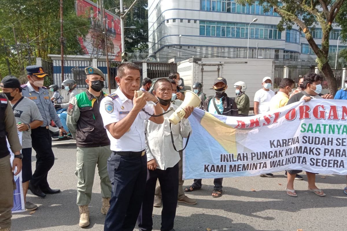 Sopir angkot di Medan  protes kehadiran Trans Metro Deli