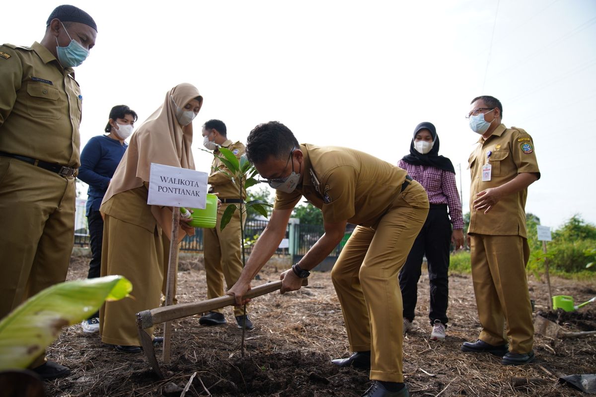 Edi Kamtono minta DLH sediakan bank sampah mini di sekolah