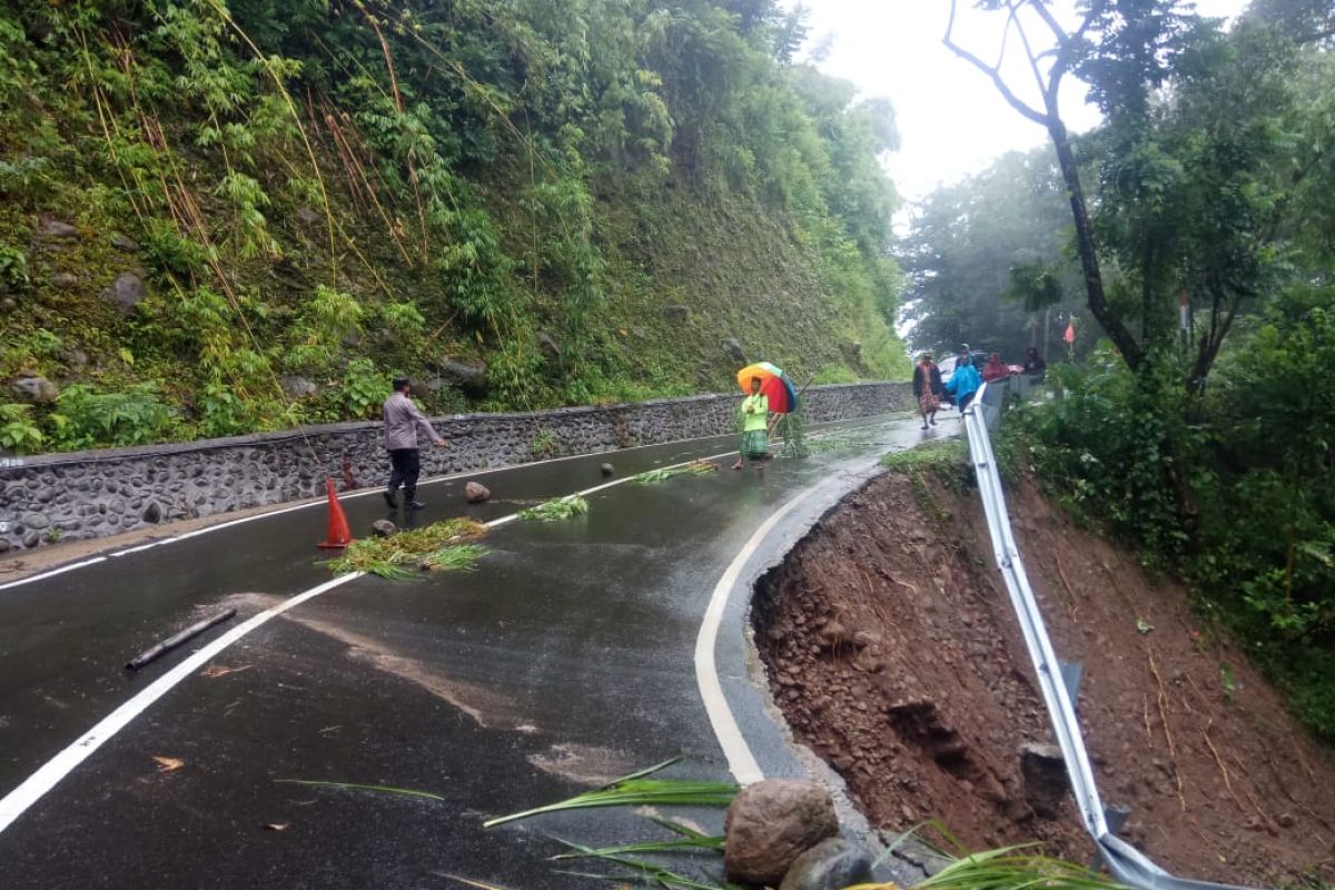 Warga diimbau tunda perjalanan ke Malino Gowa karena jalan longsor