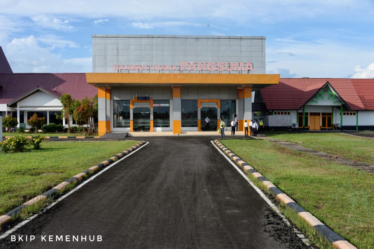 Menhub tinjau bandara di Putussibau, runway diperpanjang jadi 2.050 meter