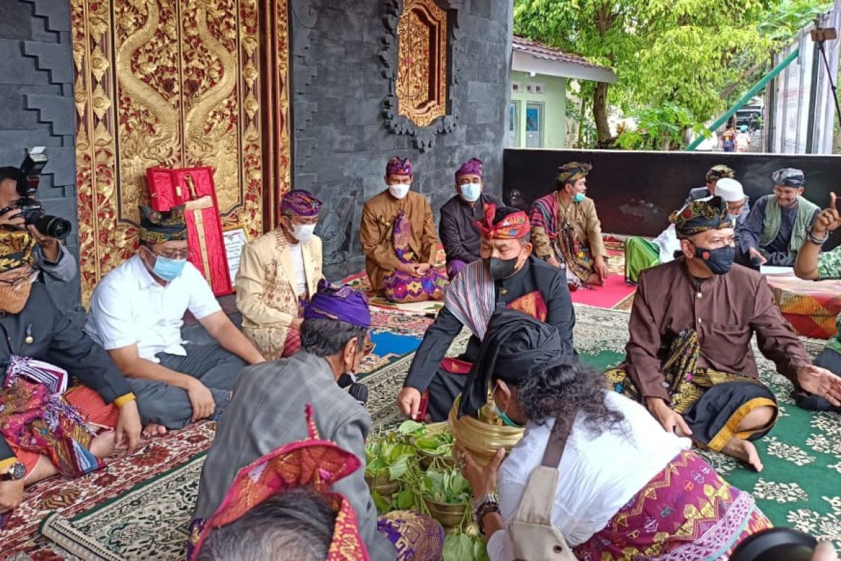 KSAD Dudung diberi gelar adat sasak