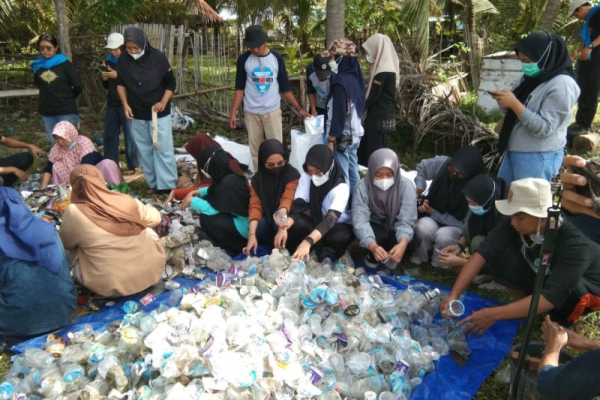 Pecinta lingkungan Polewali Mandar bersih-bersih sampah di Pantai Ba'batoa