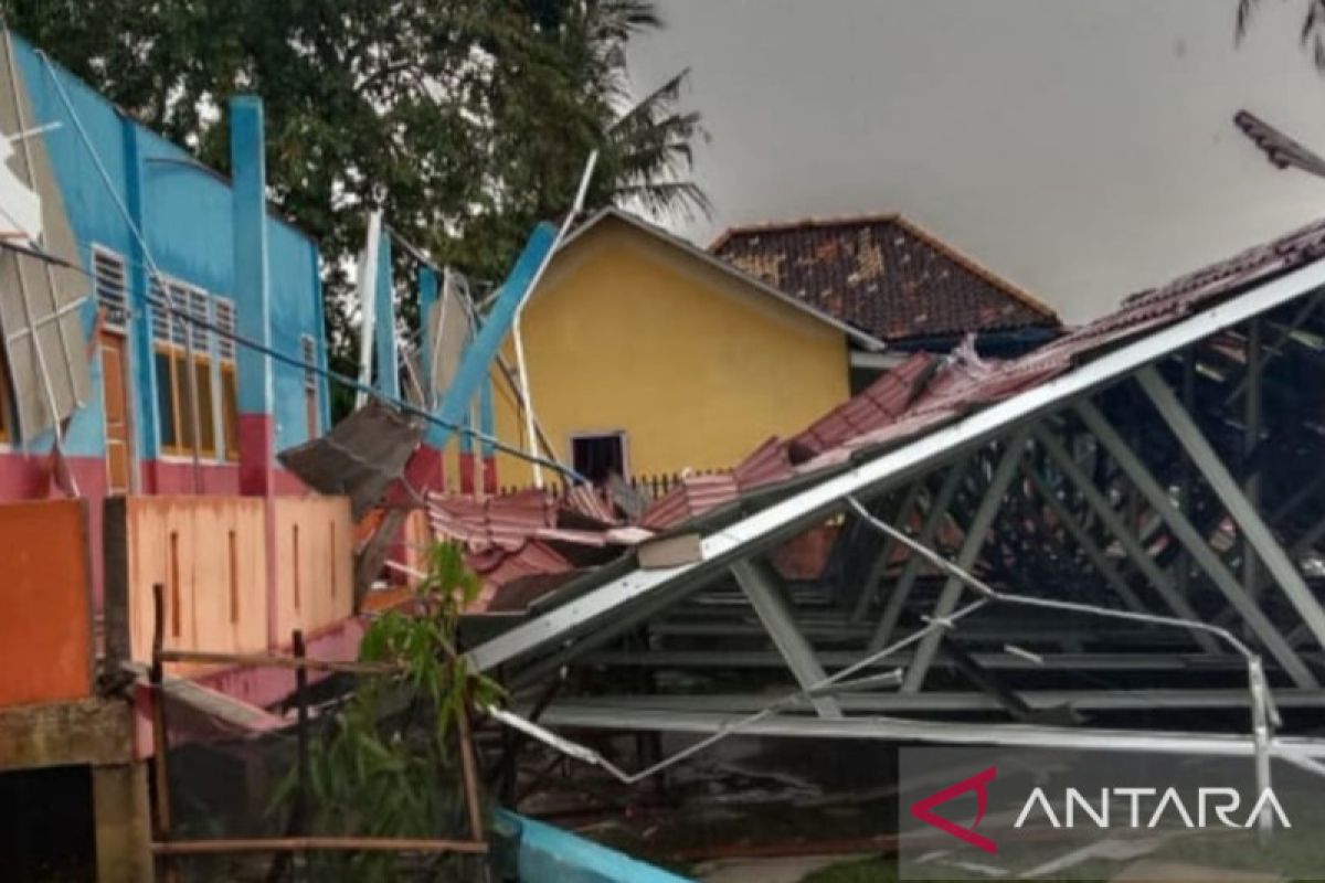 BPBD: Rumah dan sekolah di Banyuasin rusak akibat angin puting beliung