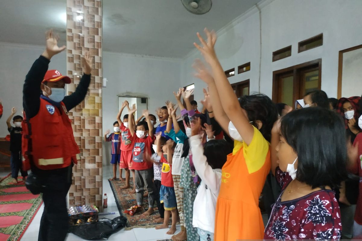 PMI Kota Sukabumi hibur anak-anak  penyintas banjir