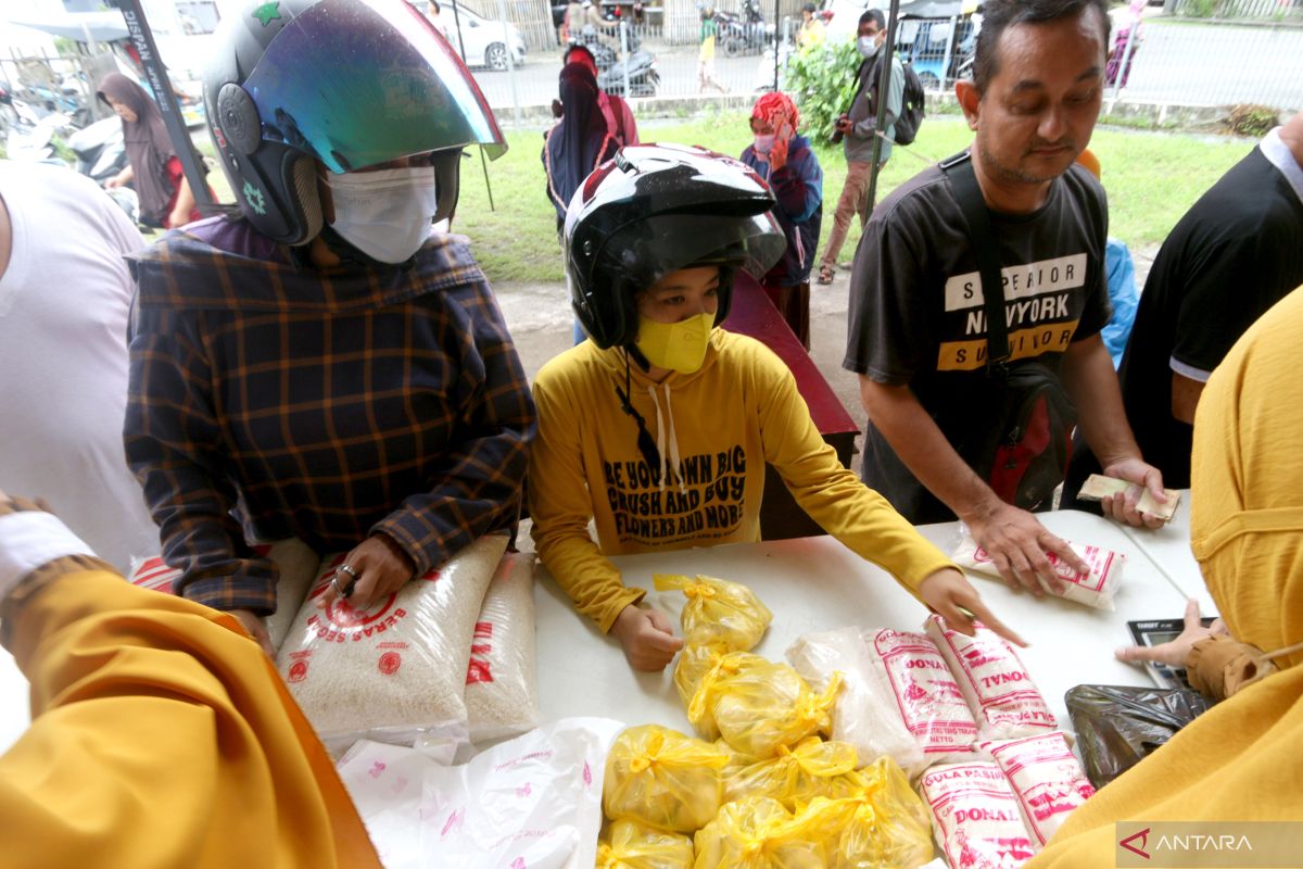Gubernur Gorontalo serahkan bantuan pangan di Suwawa