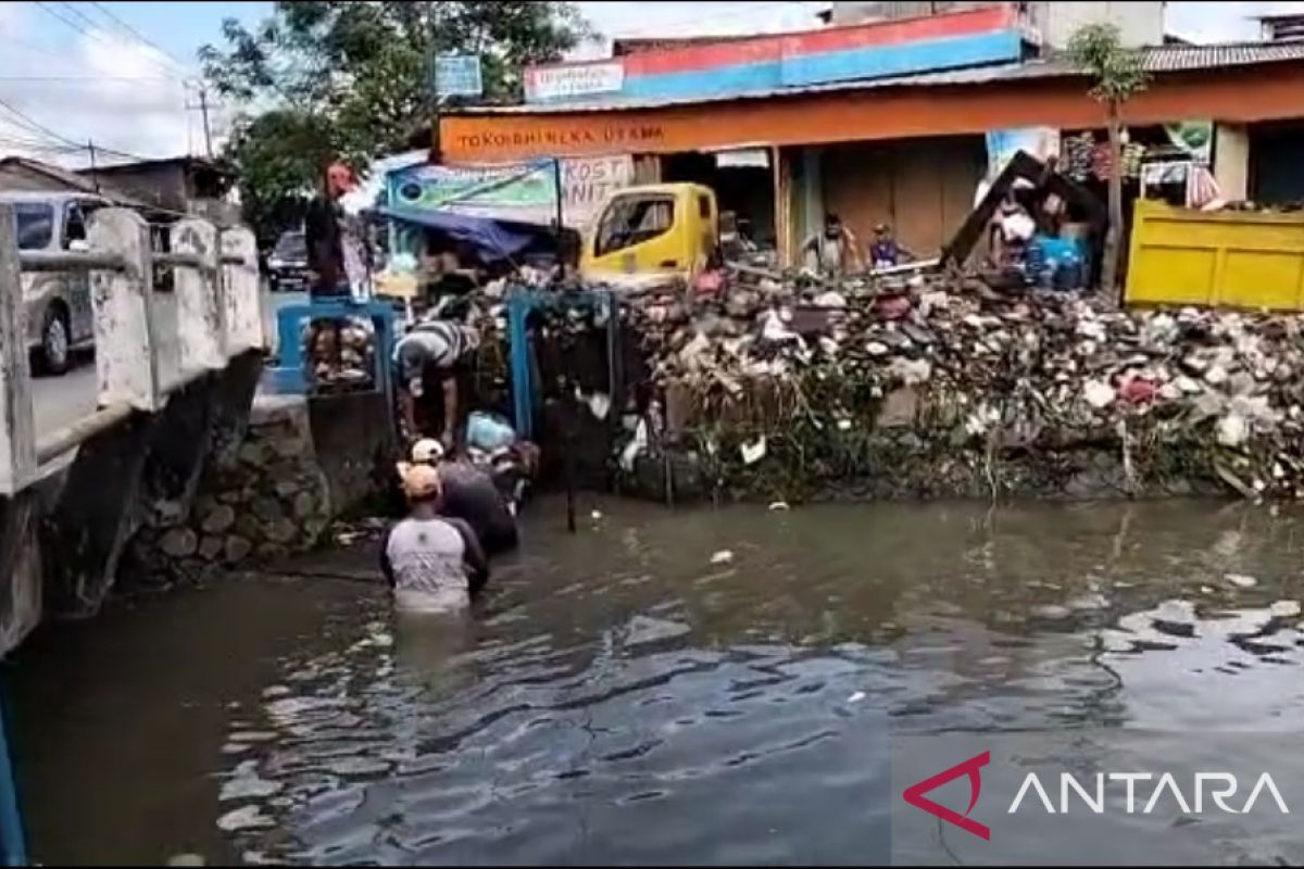 DHLK Tangerang bersihkan sampah yang menumpuk di Kalimati