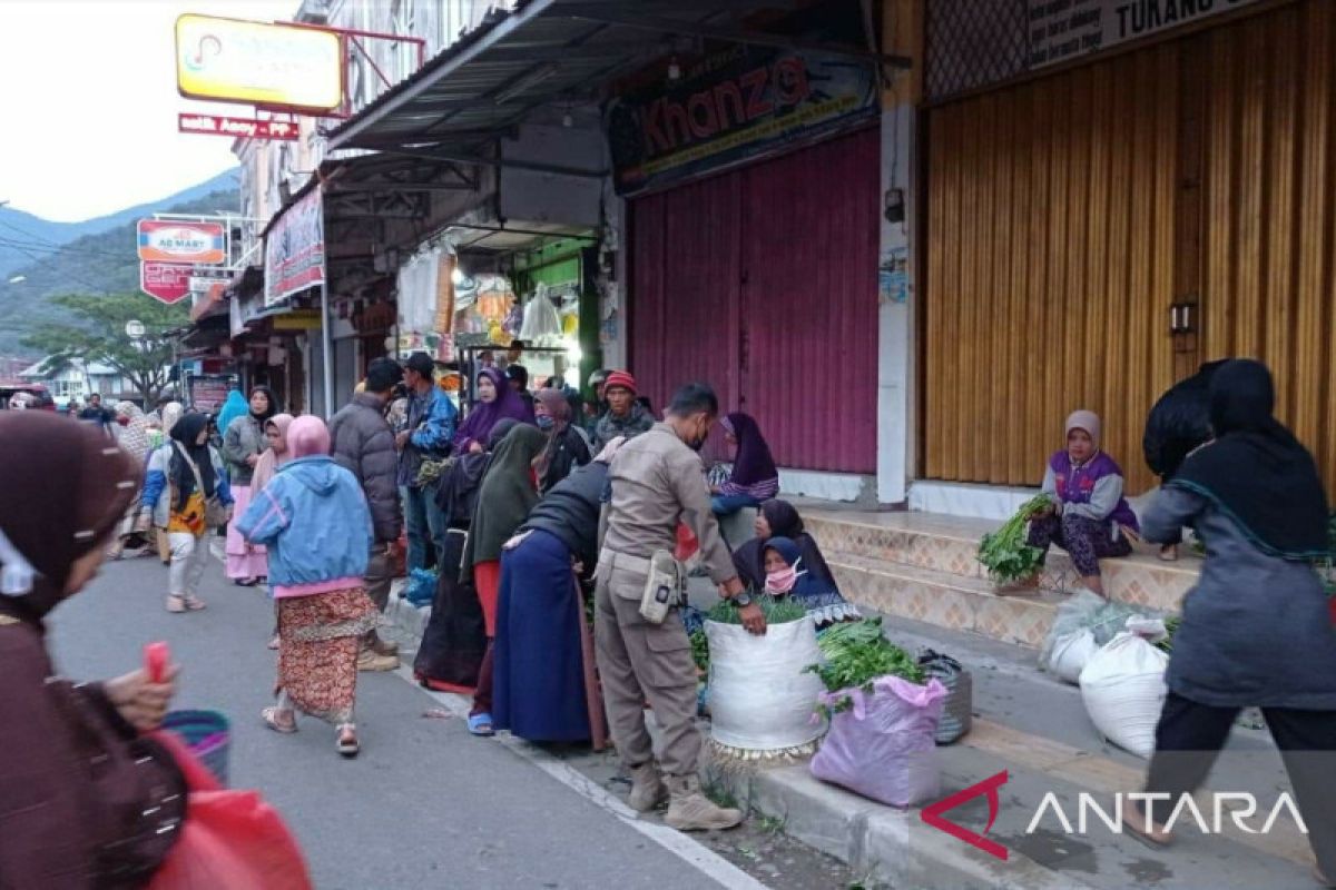 Satpol PP tertibkan PKL Padang Panjang yang jualan di trotoar