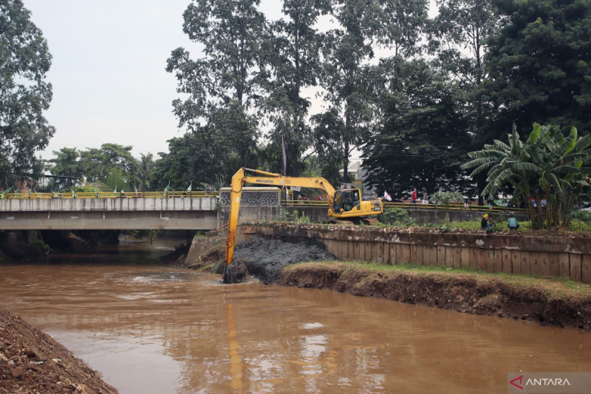 DKI awasi aktivitas warga terkait temuan sampah di bantaran Kali Angke