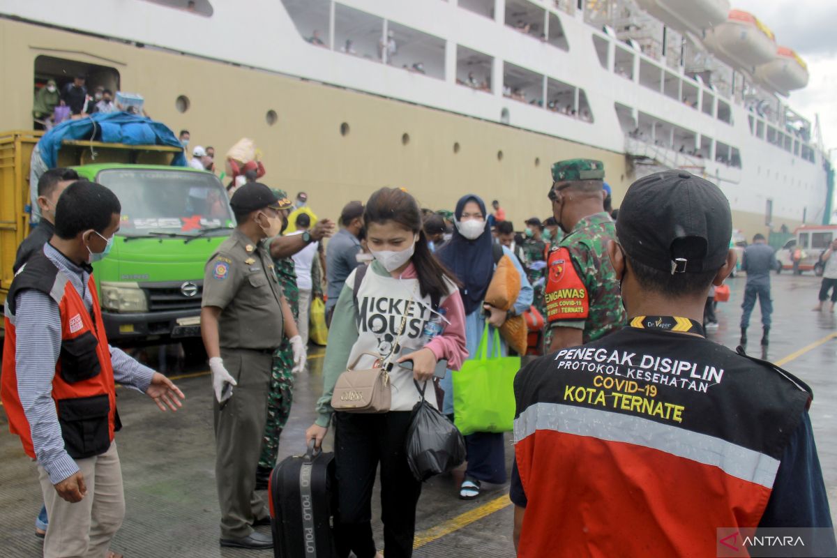 Penumpang kapal di Pelabuhan Murhum Baubau ramai