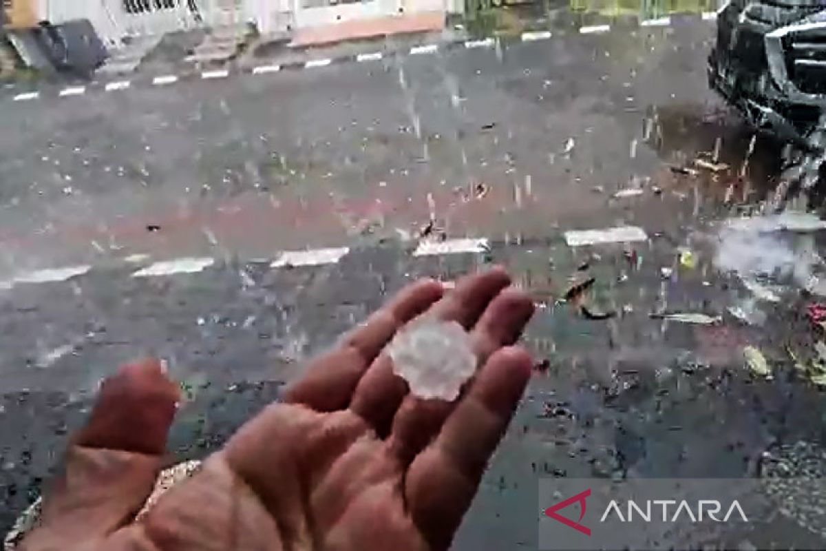 Hail in East Java caused by air mass convection: BMKG