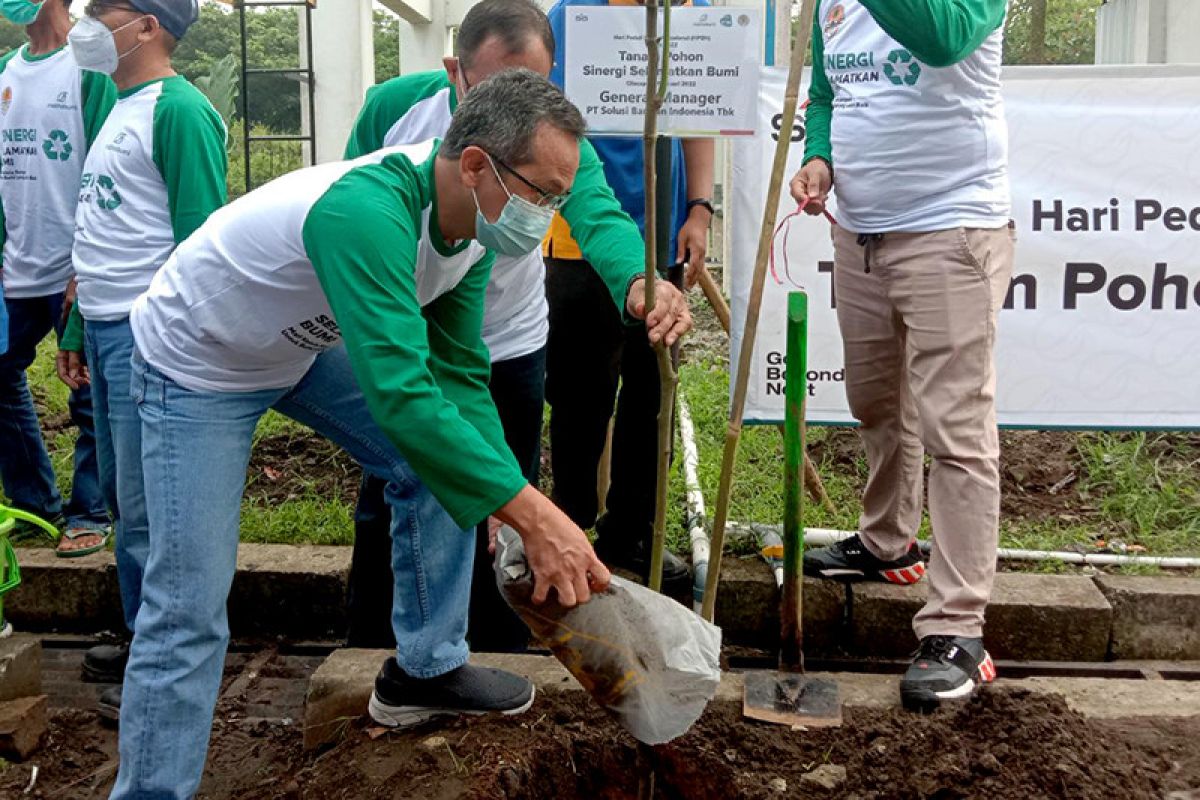 Penanaman pohon tandai peringatan Hari Peduli Sampah di Cilacap