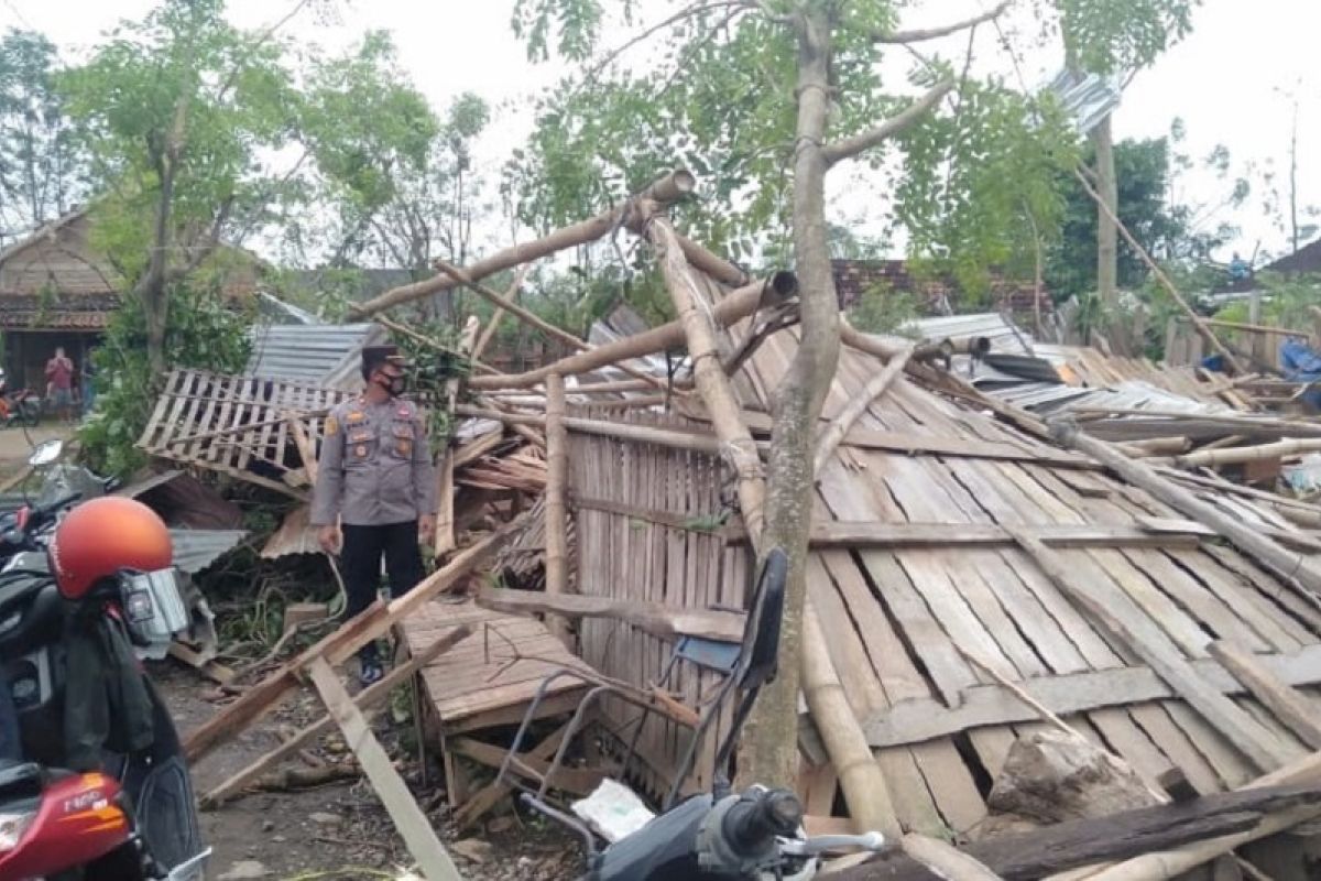 Empat desa di Kabupaten Pati Jateng diterjang puting beliung