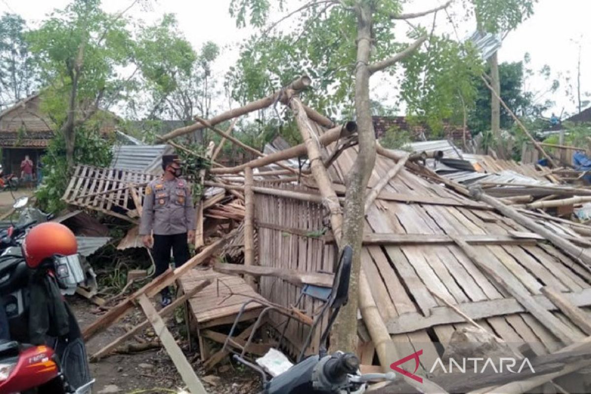 Empat desa di Kabupaten Pati Jateng dilanda puting beliung