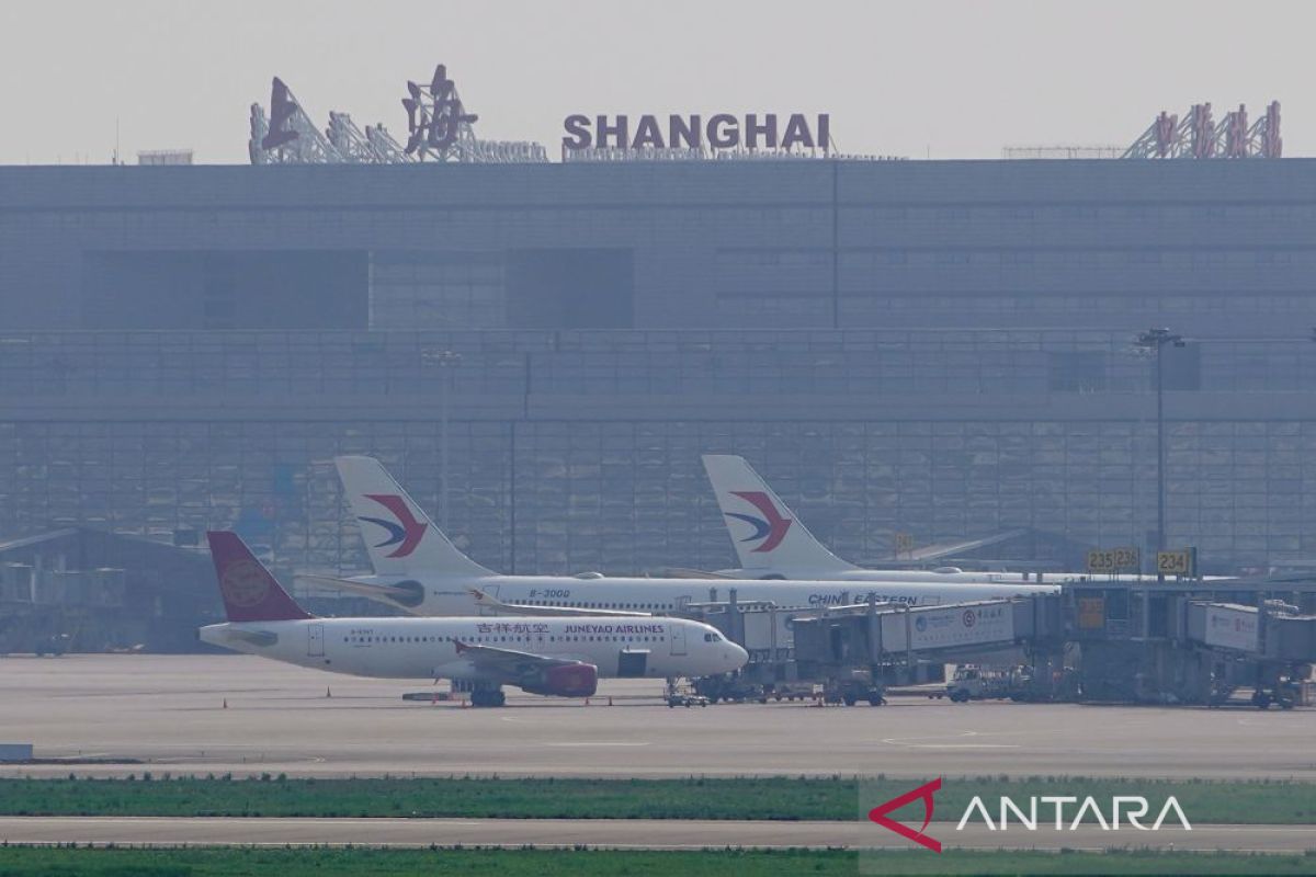 Pesawat Juneyao mendarat darurat di Wuhan karena kaca kokpit retak