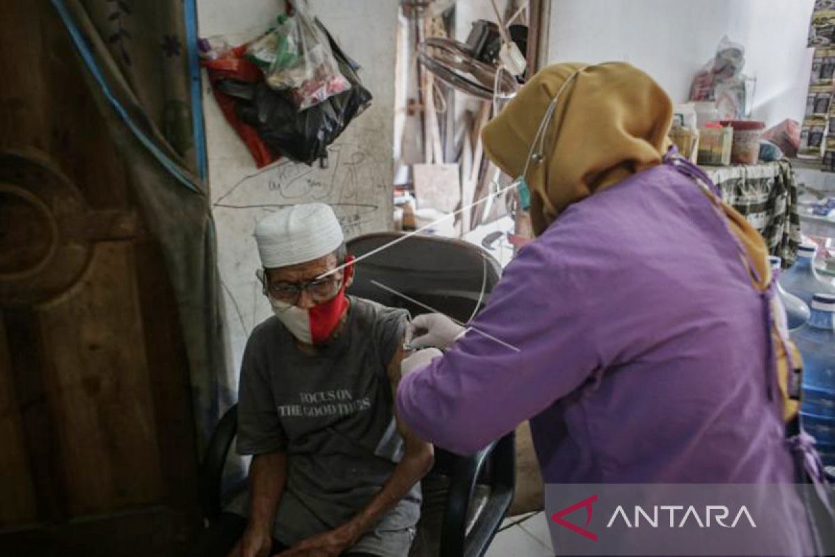 Dinkes Aceh jemput bola percepat vaksinasi COVID-19 bagi lansia