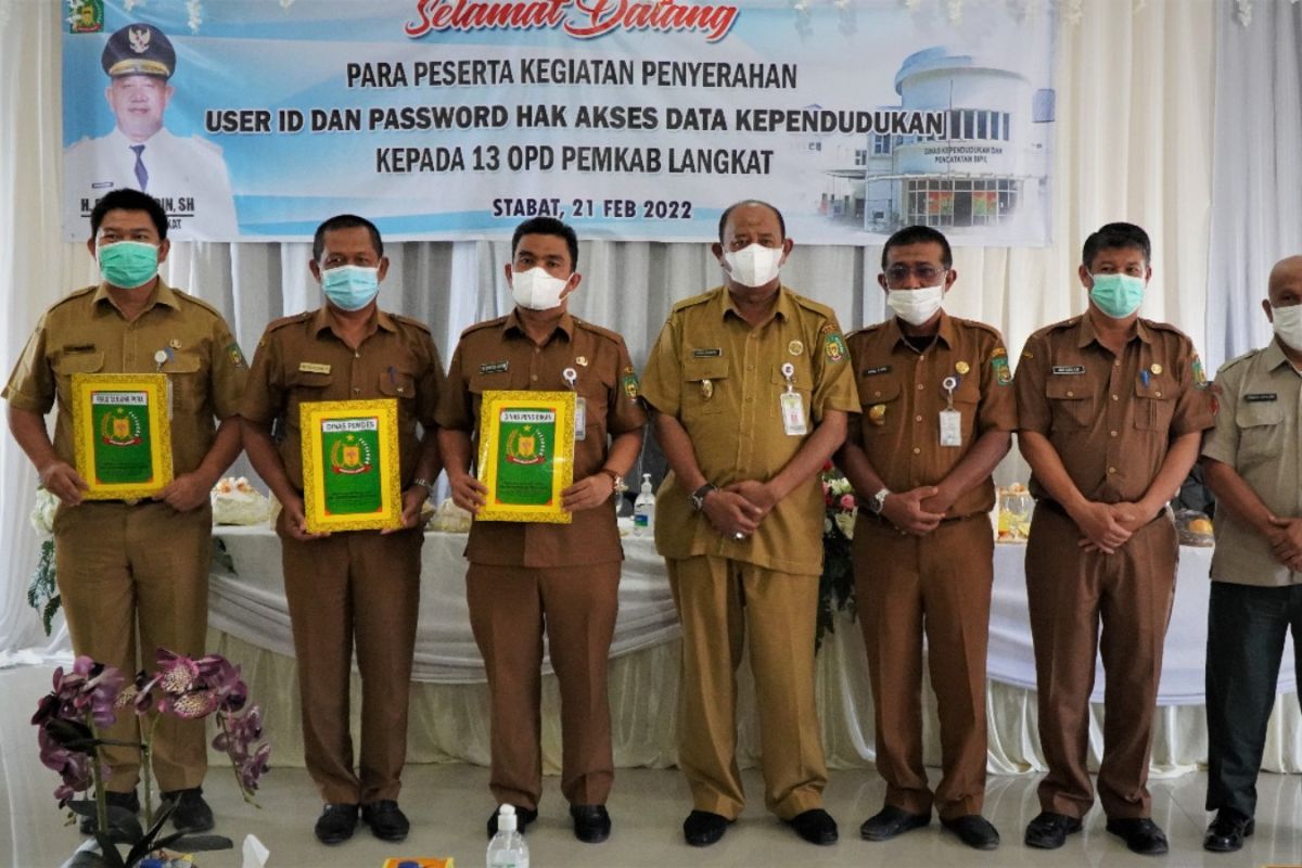 Plt Bupati Langkat serahkan ID dan Password kependudukan 13 OPD