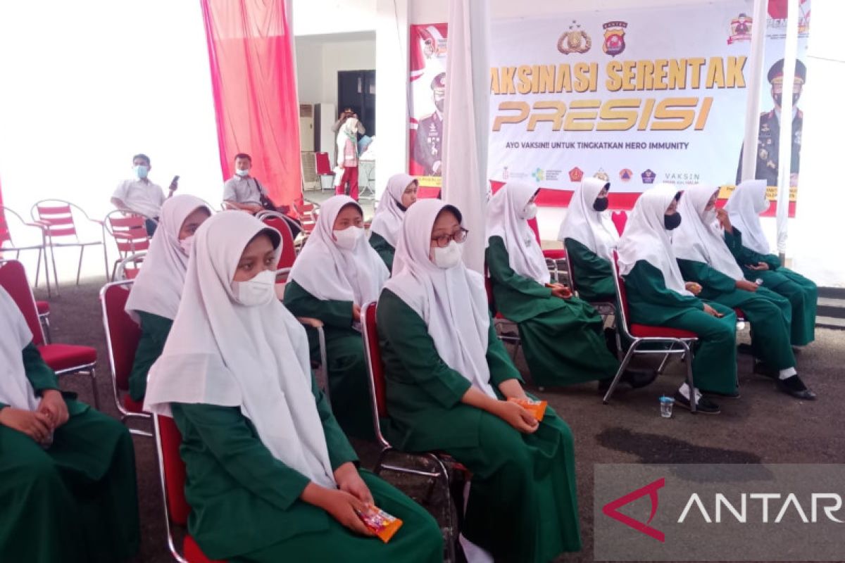 Ratusan santriwati Pondok Pesantren Almizan Putri Pandeglang antusias ikut vaksinasi