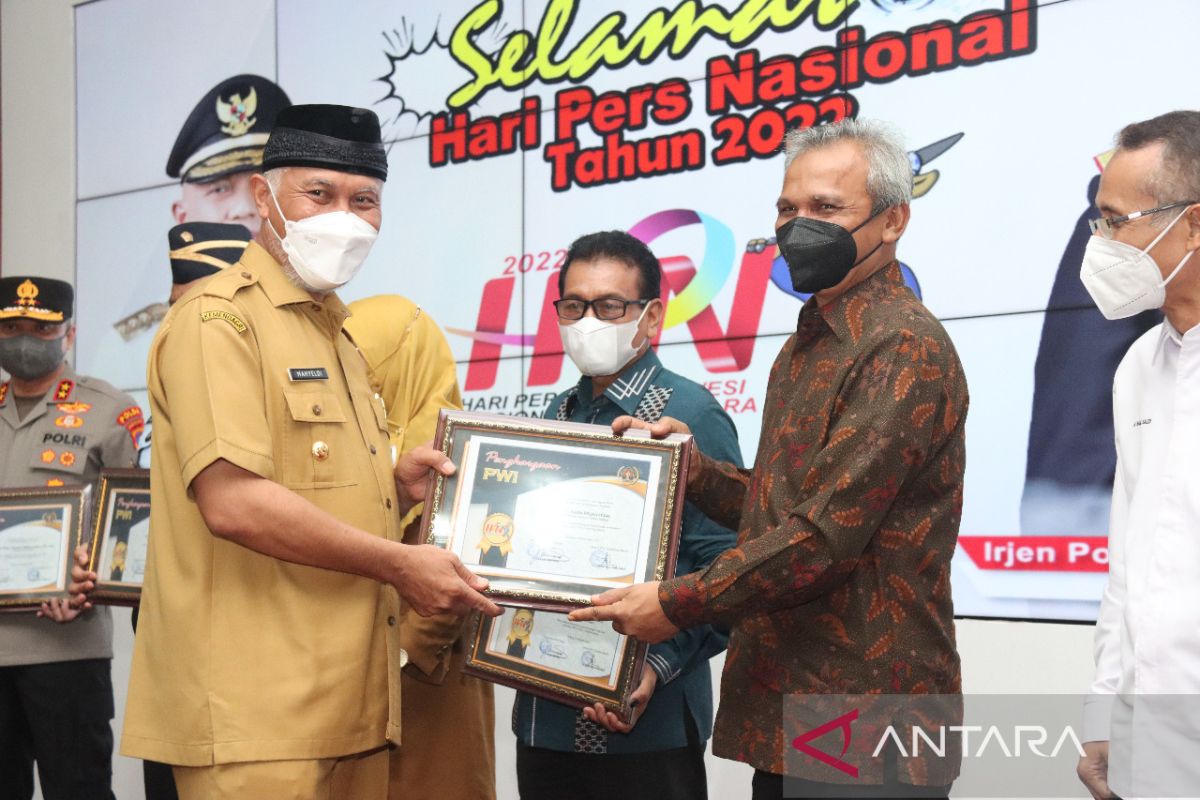 Plt Dirut PT Semen Padang Asri Mukhtar terima penghargaan PWI Sumbar