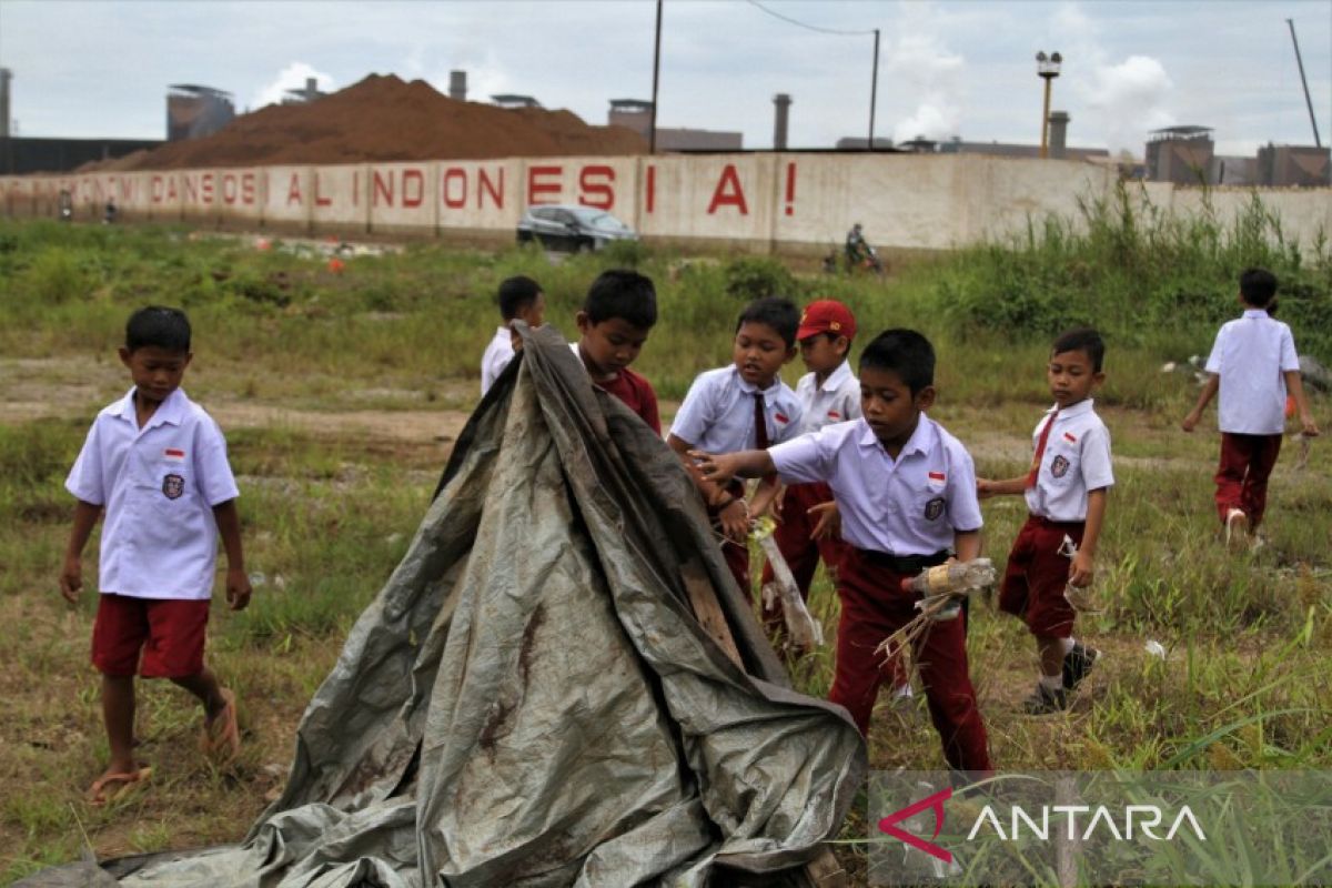 FGH-YAPS-Kadin bersama siswa SD-PAUD membersihkan sampah di Konawe