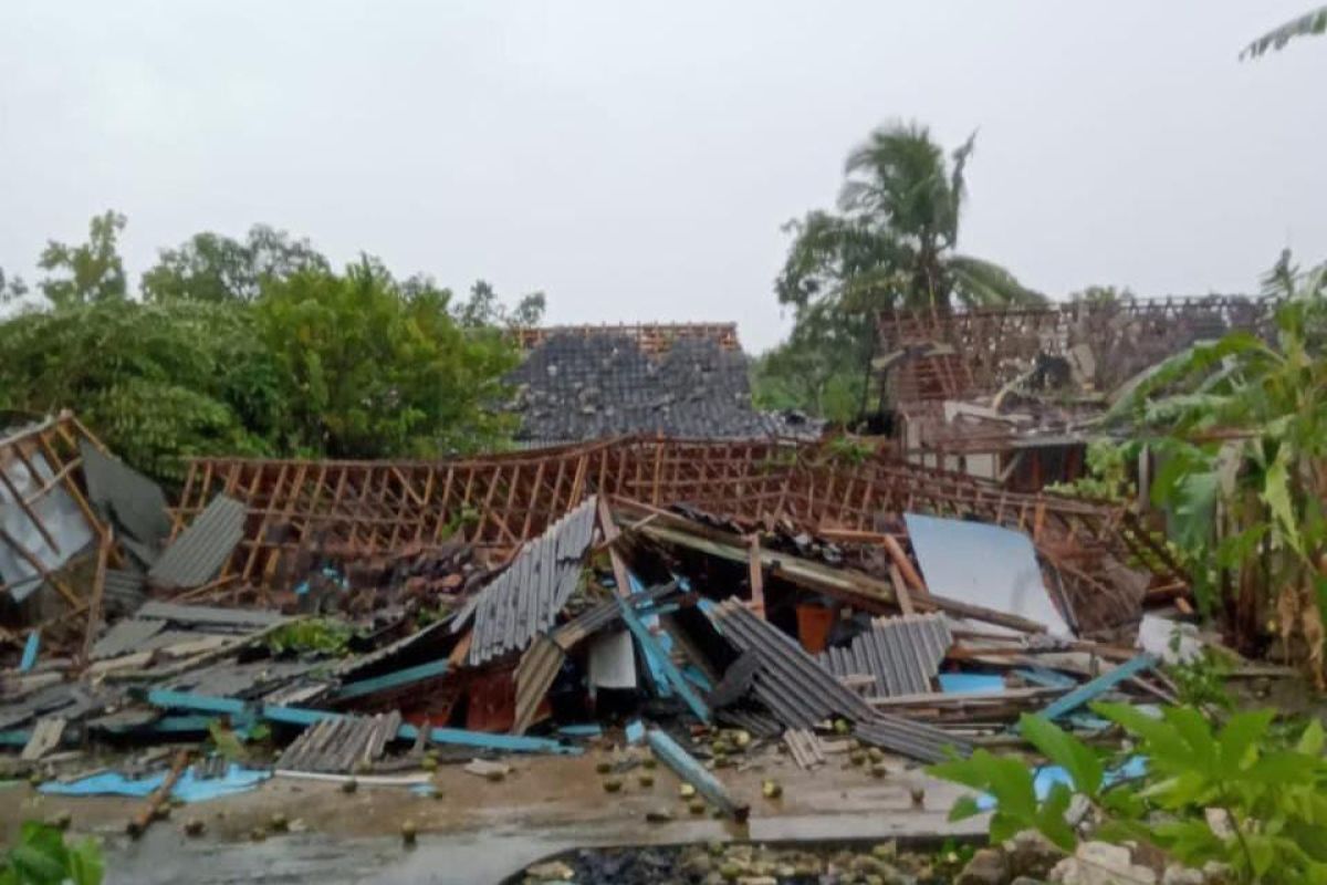 Ratusan rumah di Gunung Kidul rusak diterjang angin kencang