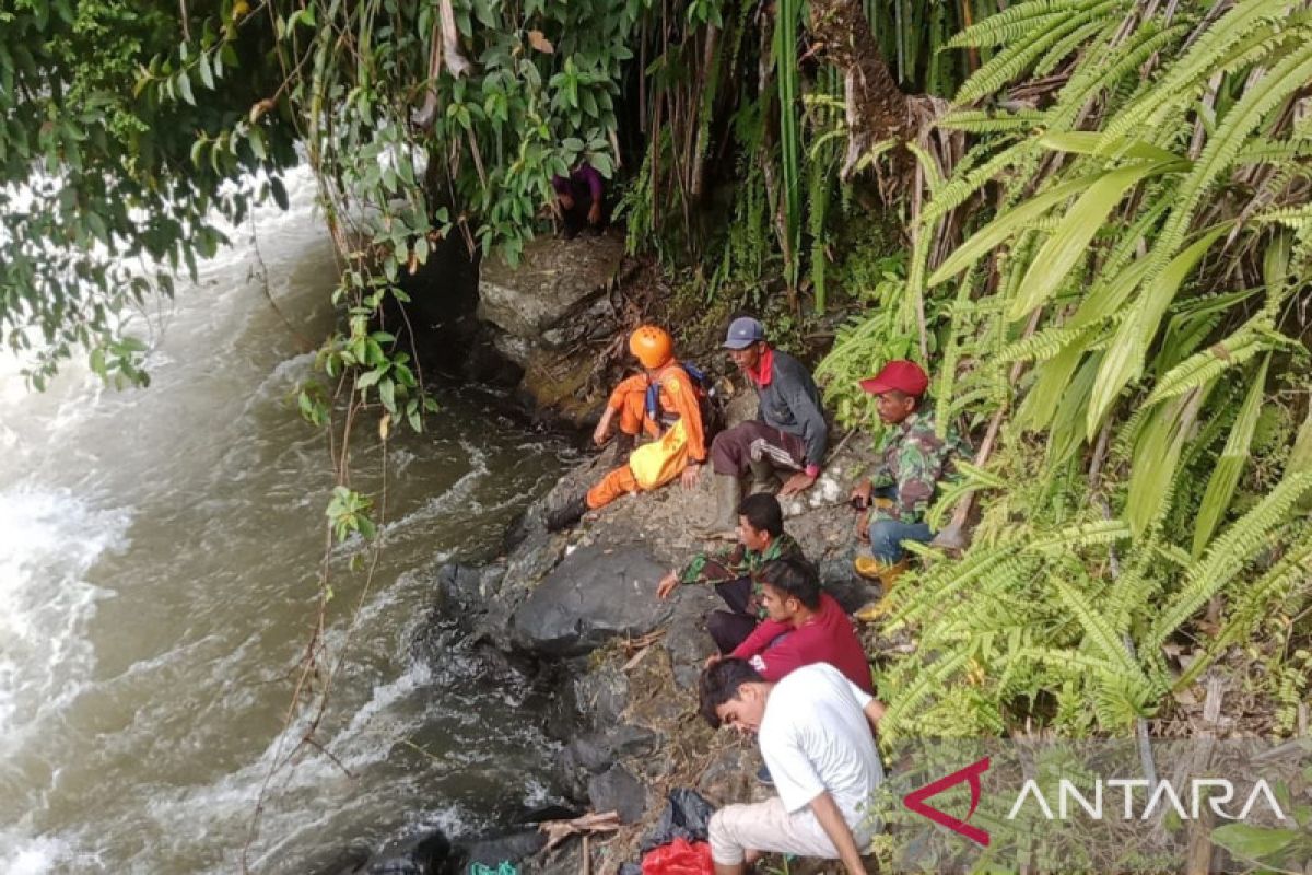 Pemancing hilang di Sungai Batang Merangin masih dicari Basarnas