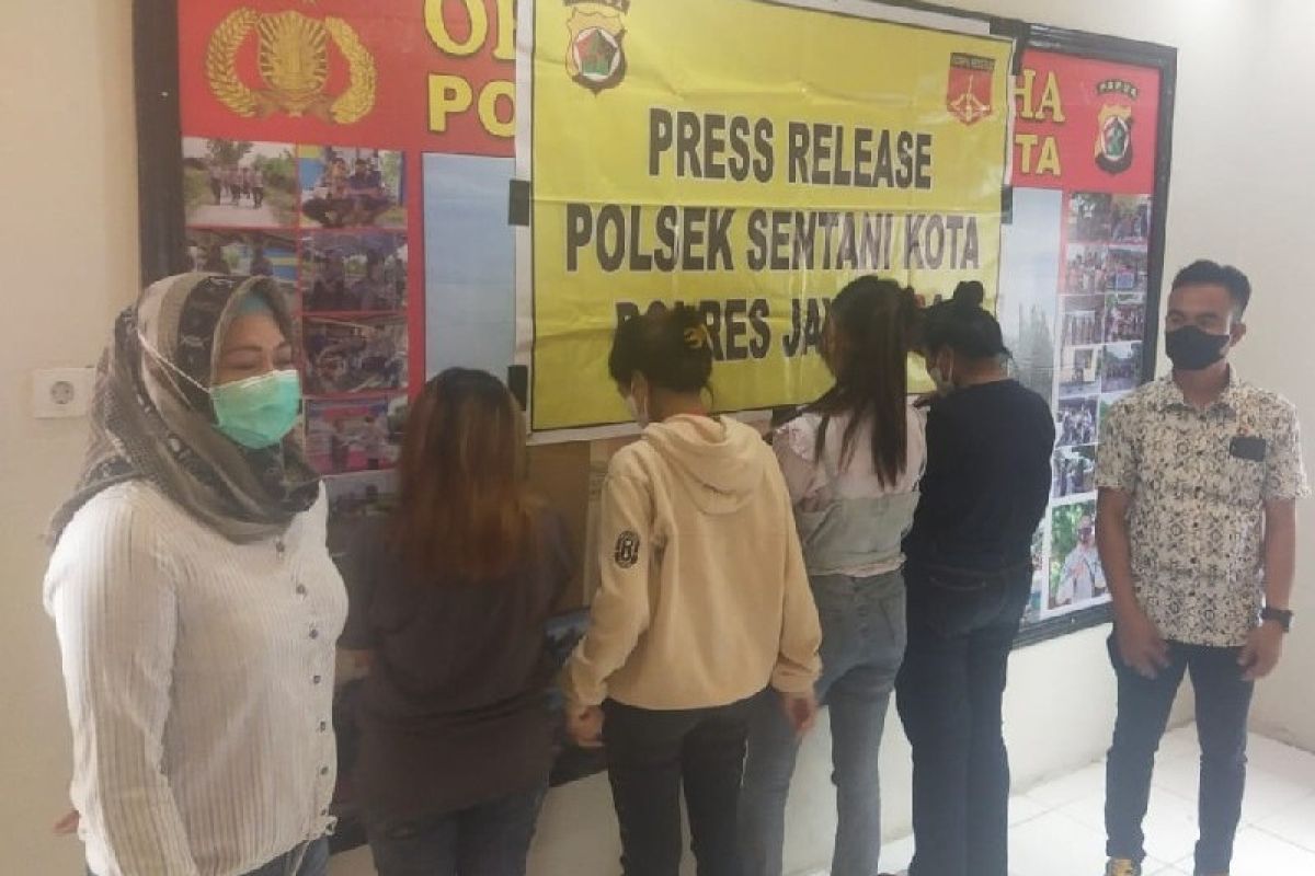 Empat wanita korban trafficking di Paniai diserahkan ke Polres Sukabumi