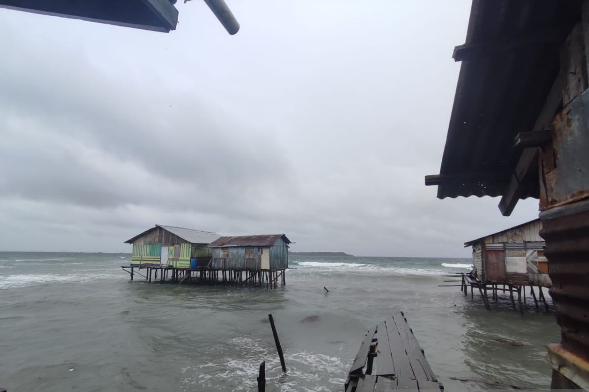 Lima rumah warga Pulau Doom Sorong Papua Barat roboh dihantam gelombang
