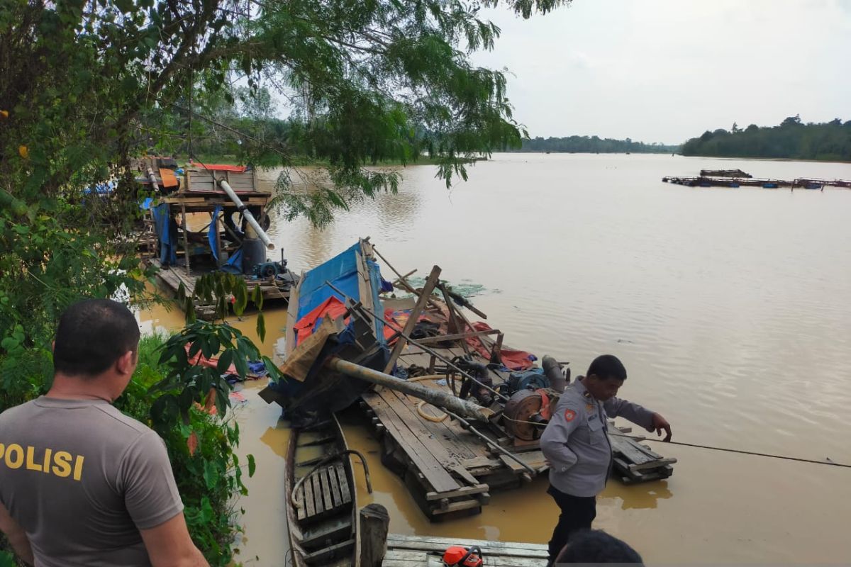 Polda Jambi memberantas peti di aliran Sungai Merangin