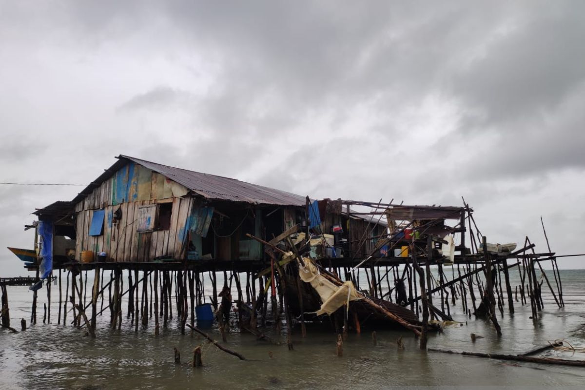 Sebanyak 194 warga Klaligi Sorong terdampak gelombang tinggi