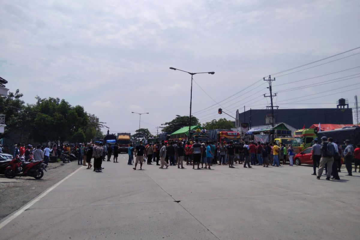 Demo sopir truk di Kudus blokir Jalan Lingkar Selatan