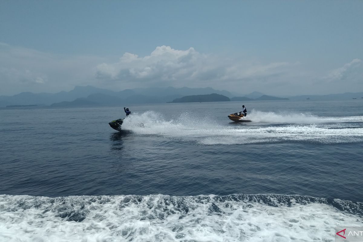 Wagub Sumbar dengan jet ski taklukkan jalur laut Padang-Mentawai