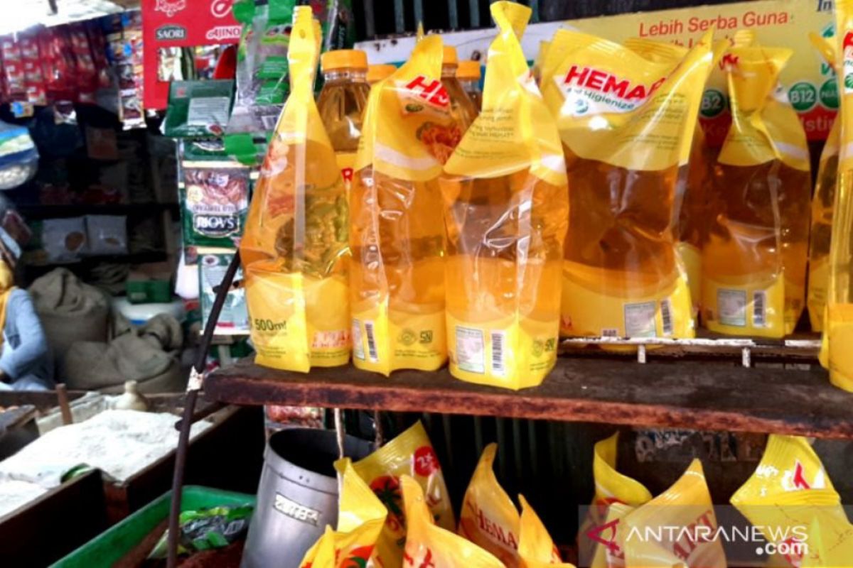 Eight people detained for selling cooking oil above price ceiling