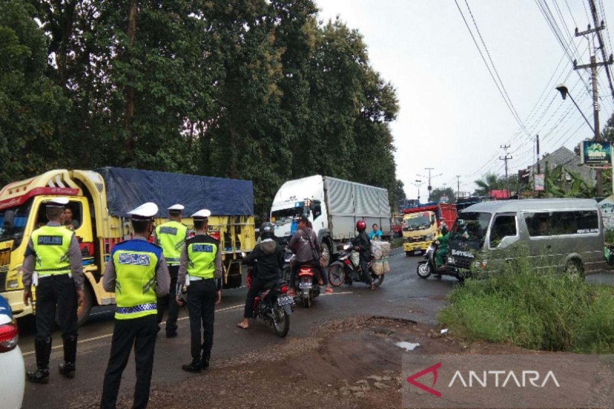 Ratusan sopir truk tutup jalur pantura Batang